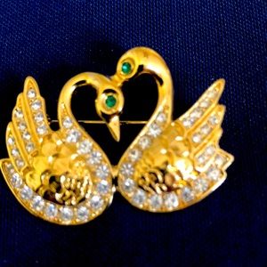 Vintage Beautiful Dual Swan Gold Tone Brooch